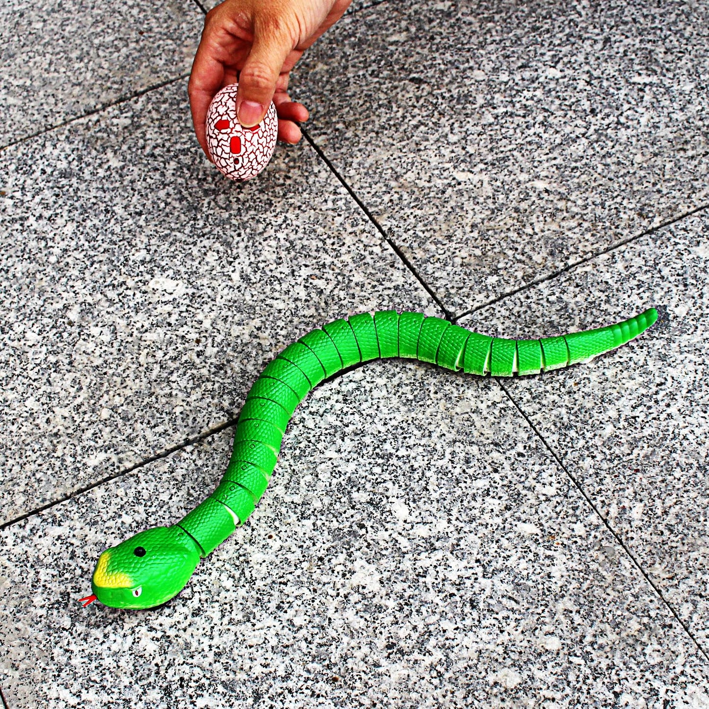 Tipmant RC Snake IR Remote Control Crawlers Fake Realistic Animals Vehicle Scary Prank Toys Kids Birthday Halloween (Green)